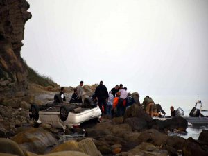 OTOMOBİL DENİZE UÇTU; 4ÖLÜ