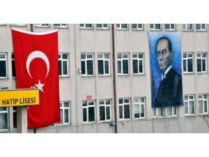 ATATÜRK DİYE BU REZALETİ ASTILAR