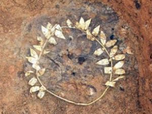 2300 yıllık altın çelenk bulundu