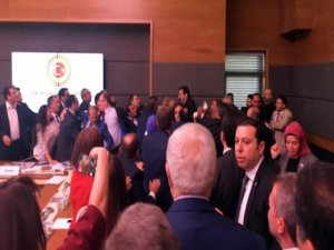 MECLİSTE YUMRUKLAR KONUŞTU;YARALILAR VAR