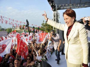 MERAL AKŞENER; ONLAR KORKAK TAVUK
