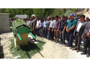 8 YAŞINDAKİ EMİNE, SALINCAĞIN İPİNE DOLANIP ÖLDÜ