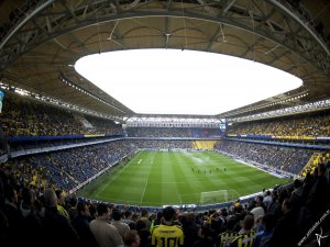 FENERBAHÇE TARAFTARI DA İNLETTİ; TÜRKİYE LAİKTİR........