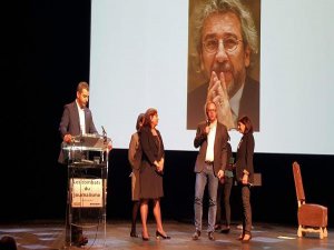 CAN DÜNDAR'A PARİS'TE BÜYÜK ONUR