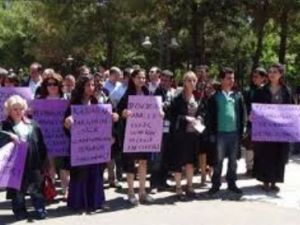 Tecavüz mağduru kız için 'dur'dular