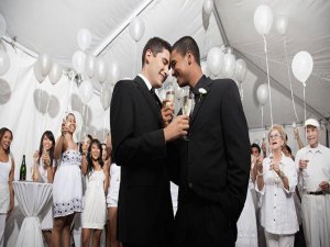 EŞCİNSEL KRİZİ İTALYA'YI AYAĞA KALDIRDI