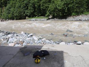 RAFTİNG MACERASINDA CANINDAN OLDU