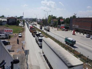 KAMYONCULARIN ZORUNLU SİGORTA İSYANI YOL KAPATTI