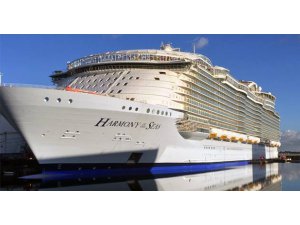 DÜNYANIN EN BÜYÜK GEMİSİ DENİZE İNDİ