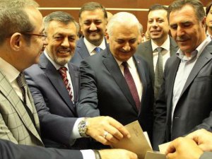 AKP'DE GÖSTERMELİK BAŞBAKAN ADAYI YOKLAMASI YAPILDI; BAKIN NE DEDİLER