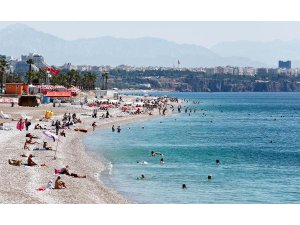 ANTALYA'DA TATİLCİLER DENİZE GİRDİ