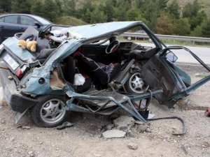 KARABÜK'TEKİ FECİ KAZADA OTOMOBİL HURDAYA DÖNDÜ