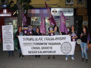 KADINLARDAN METRO TURİZM ÖNÜNDE "MASTÜRBASYON" PROTESTOSU