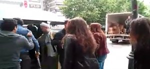 KIZILAY'DA UYARI YAPAN SARIKLILARI KADINLAR BÖYLE KOVDULAR