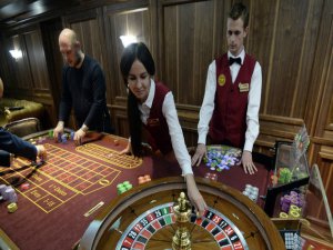 KARISINI KUMARDA KAYBETTİ