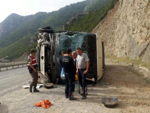 ANTALYA'DA YOLCU OTOBÜSÜ DEVRİLDİ: 10 YARALI