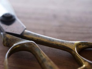 TERBİYE VERMEK İÇİN KIZININ ŞAKAĞINA MAKAS SAPLADI