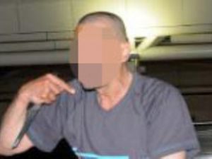 Elindeki bıçakla havalimanını karıştırdı