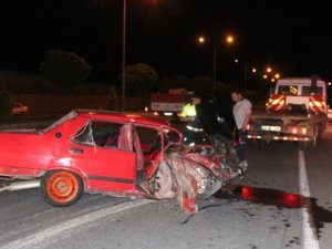 FECİ KAZADA OTOMOBİL İKİYE BÖLÜNDÜ