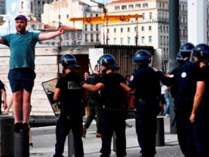 İNGİLİZ VE RUS TARAFTARLAR KAVGA ÇIKARDI