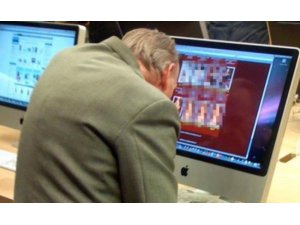 MESAİDE PORNO FİLM İZLERKEN KALP KRİZİ GEÇİRİP ÖLDÜ