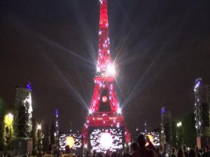 EYFEL KULESİ KIRMIZI-BEYAZA BÜRÜNDÜ
