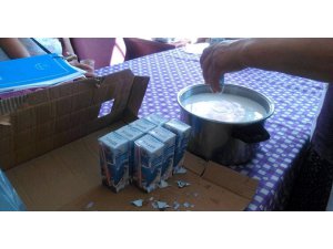 ÖĞRENCİLERE ÜCRETSİZ DAĞITILAN SÜTLERİ BAKIN NE YAPTILAR