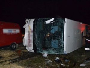 Yolcu otobüsü devrildi! 25 yaralı