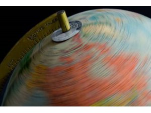 DÜNYA'NIN DÖNÜŞÜNÜ NEDEN HİSSETMİYORUZ?