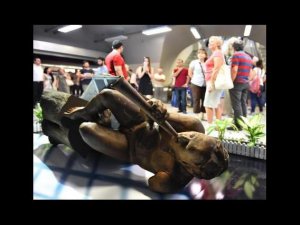 METRODAKİ MÜZİSYEN HEYKELİNE AYNI KİŞİ YİNE SALDIRDI