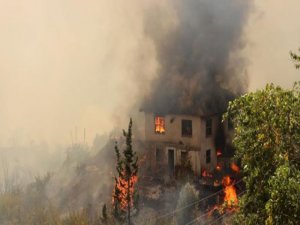 ANTALYA'DA BÜYÜK ORMAN YANGINI; EVLER YANIYOR