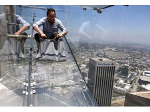 LOS ANGELES'TA 300 METRE YÜKSEKLİKTE CAM KAYDIRAK