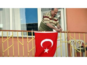 VE BALKONDAKİ 'BAYRAK ASAN DAYI' KONUŞTU