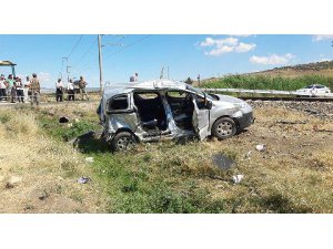 HEMZEMİN GEÇİTTE KAZA; 3 ÖLÜ, 4 YARALI