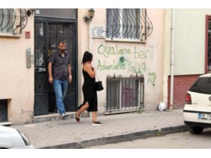 FUHUŞ EVİNİN DUVARINDA DİKKAT ÇEKEN YAZI