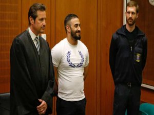 2 KESİK BAŞ İLE POZ VEREN IŞİD'Lİ YE KOMİK CEZA