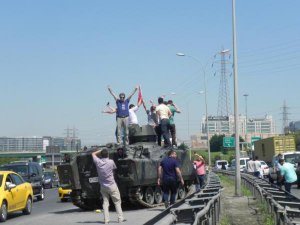 TANK SELFİESİ, TRAFİĞİ AKSATTI