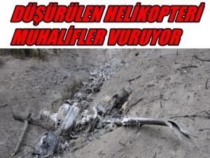 Düşürülen Helikopteri Muhalifler Vuruyor