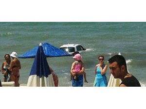 DENİZDE YÜZENLERE ARABA ÇARPTI: 1 ÖLÜ 4 YARALI