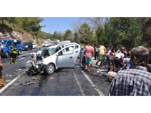 ERİYEN ASFALTTA KORKUNÇ KAZA: 4 ÖLÜ 6 YARALI