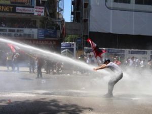 Polis Şiddet Uygulamaz...!