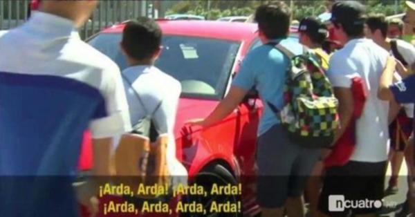 ARDA TURAN'A TARAFTARDAN KÜFÜR