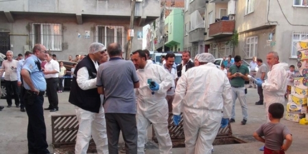 AYRI YAŞADIĞI EŞİNİN EVİNİN ÖNÜNDE BOMBA PATLATTI