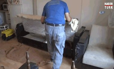 BURSA'DA ÇÖP EVİ TEMİZLEMEYE GELEN EKİP ÇEKYATI AÇINCA ŞOK OLDU