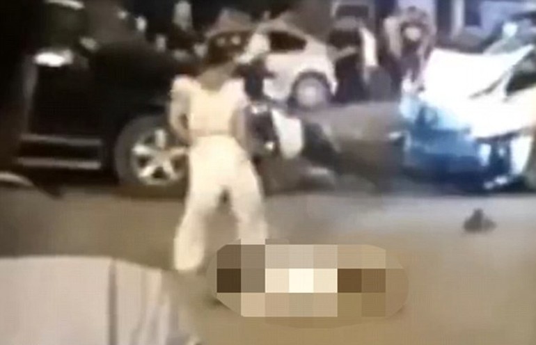 ARABASIYLA ÇARPTI, ÖLÜSÜNÜN ETRAFINDA DANS ETTİ