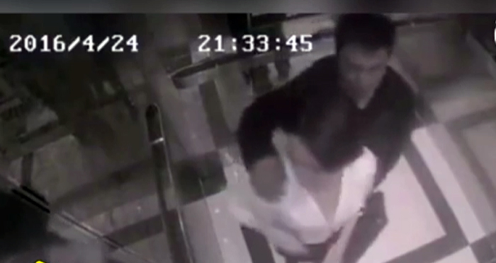 ASANSÖRDE KENDİSİNİ TACİZ EDEN ADAMI BÖYLE DÖVDÜ