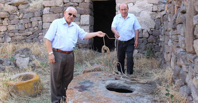 KISKANÇLIK CİNNETİ: 2 ÇOCUĞU KUYUYA ATTI