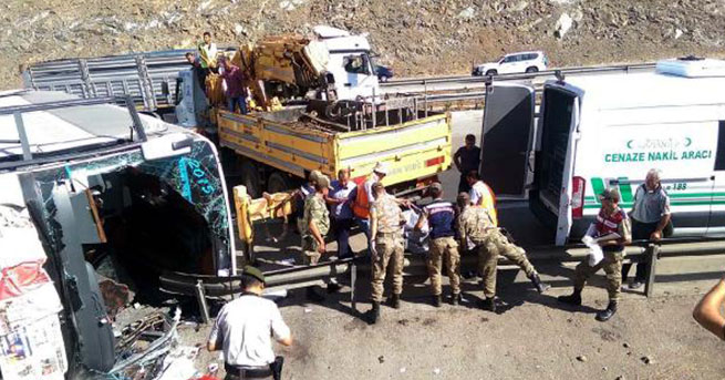 YOLCU OTOBÜSÜ DEVRİLDİ: 4 ÖLÜ 31 YARALI