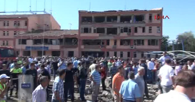 ELAZIĞ EMNİYETİ'NE BOMBALI SALDIRI: 3 ŞEHİT  100'ÜN ÜZERİNDE YARALI