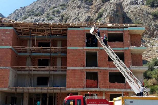 ANTALYA'DA  İNŞAAT ÇÖKTÜ: 3 İŞÇİ GÖÇÜK ALTINDA